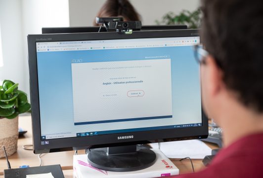 Un apprenant passe son test de langue sur ELAO