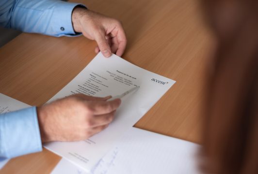 Un conseiller montre un rapport de fin de cycle à un client.