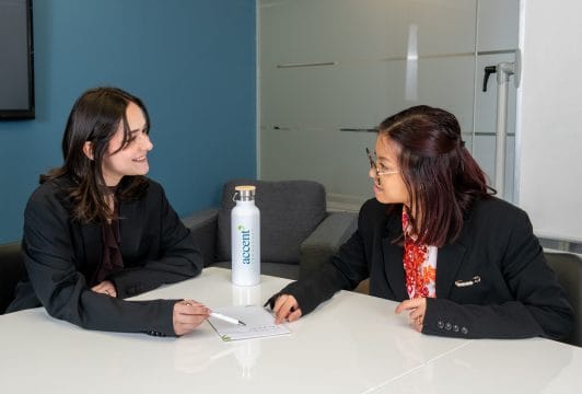 Remise du rapport de fin de cycle à une participante